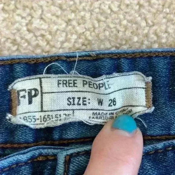 ⭐️ Free people distressed knee blue jeans in size 26 - Picture 5 of 6